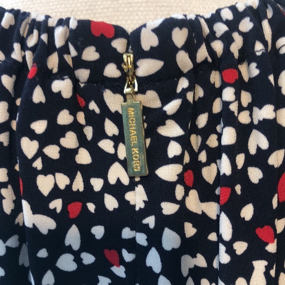 MICHAEL Michael Kors Sleeveless Top Hearts Print With Gold Chain Necklace - Picture 5 of 7